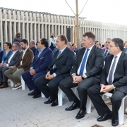 O defensor público-geral do estado, Antonio Flávio de Oliveira, sentado na primeira fila do público, ao lado de outras autoridades, acompanhando a cerimônia