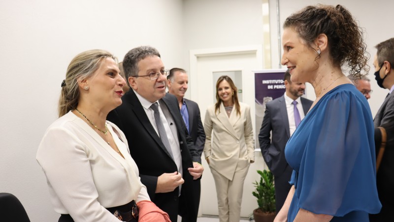  O defensor público-geral do estado, Antonio Flávio de Oliveira, e a subdefensora pública-geral para assuntos institucionais, Rafaela Consalter, estão cumprimentando a diretora-geral do IGP, Heloisa Kuser