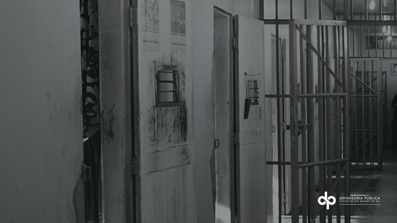 foto em preto e branco do corredor de um presídio