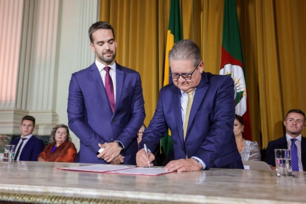 Ele assume o cargo após a renúncia de Leite, que esteve à frente do Executivo gaúcho por três anos e três meses.