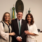 Cerimônia ocorreu na tarde desta segunda-feira (11). 