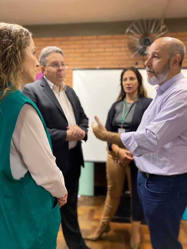 O defensor público-geral, Antonio Flávio de Oliveira, esteve reunido no local do mutirão com o secretário municipal de Habitação