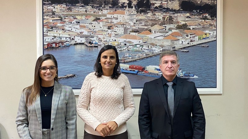 Prefeita Fabiany Zogbi Roig (centro) com os defensores Luiza Garcia e Marcelo Candiago