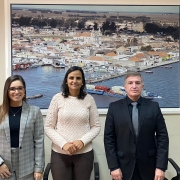 Prefeita Fabiany Zogbi Roig (centro) com os defensores Luiza Garcia e Marcelo Candiago