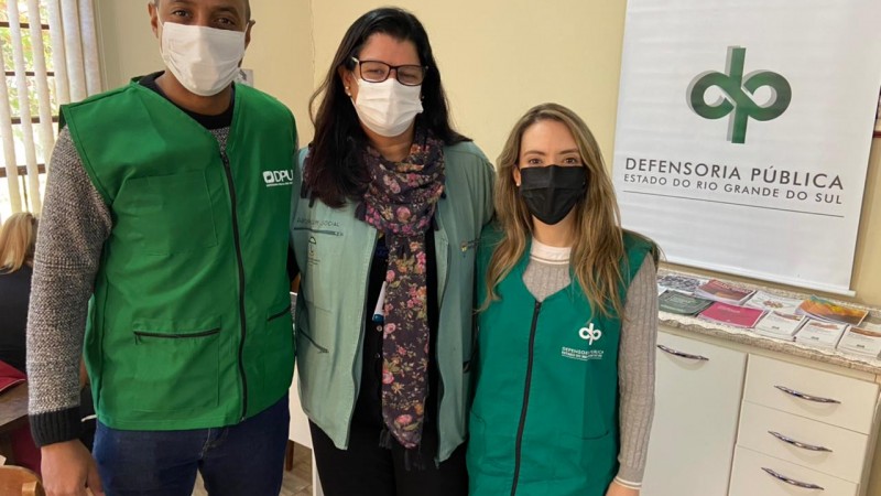 Flávia com representante da DPU e com a Coordenadora do Serviço de Abordagem Social