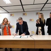 A assinatura ocorreu no auditório do Centro Administrativo Fernando Ferrari (CAFF), em Porto Alegre.