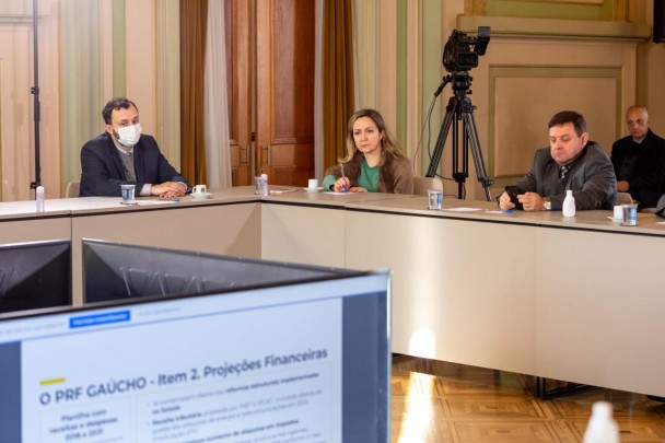 subdefensora pública-geral para Assuntos Administrativos, Melissa Torres Silveira e o diretor-geral, Leo Faller Becker