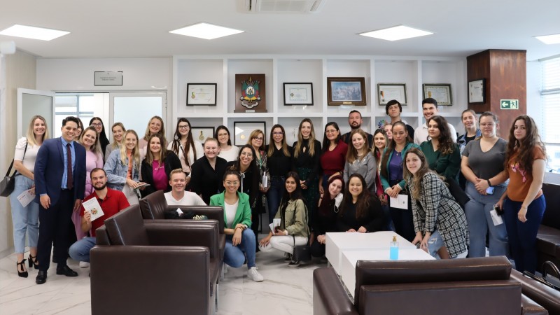 DPE/RS recebe a visita de 30 alunos da FEMA