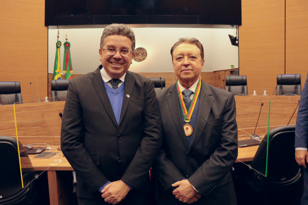 foto posada do defensor público geral antonio flavio de oliveira e do desembargador voltaire de lima moraes