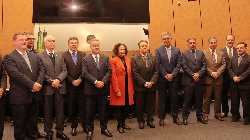 foto posada, com o desembargador que recebeu a medalha, no meio, junto da presidente do tribunal de justiça do estado e, ao lado de ambos, os presentes no evento, autoridades do estado