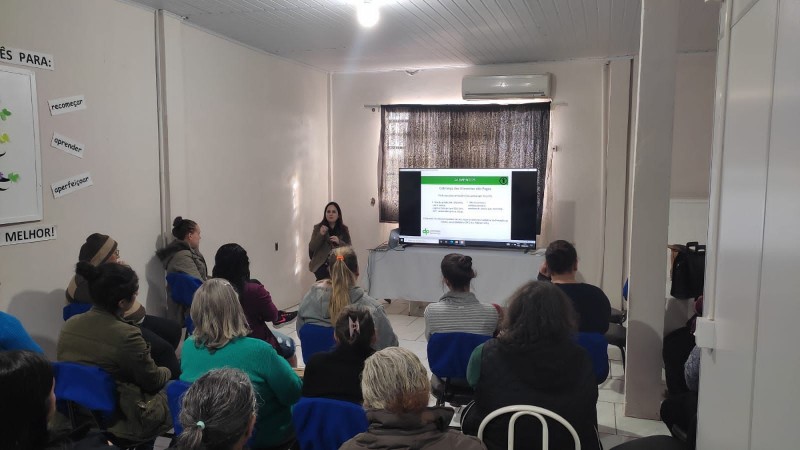 A defensora pública, Jaciara Barasuol Ritter, conversou com grupo de mulheres sobre Direito de Família