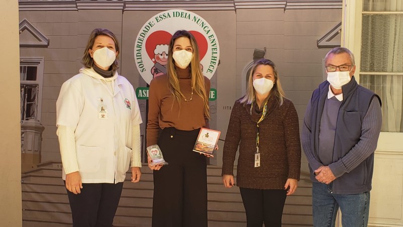 Dirigente Mariana Fenalti Salla realiza visita no Asilo Padre Cacique