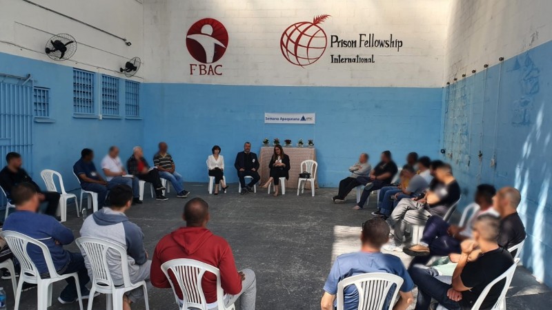 Defensora pública participa de conversa com detentos na APAC em Porto Alegre