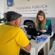 A unidade móvel da Defensoria Pública esteve estacionada no Largo Glênio Peres, das 11h às 15h. 