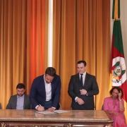 Cerimônia de recondução ao cargo aconteceu no Palácio Piratini
