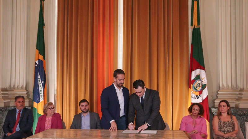 Cerimônia de recondução ao cargo aconteceu no Palácio Piratini