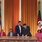 Cerimônia de recondução ao cargo aconteceu no Palácio Piratini
