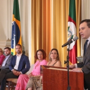 Cerimônia de recondução ao cargo aconteceu no Palácio Piratini
