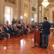 Cerimônia de recondução ao cargo aconteceu no Palácio Piratini