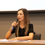 aline palermo guimarães falando no evento