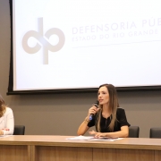 aline falando e dividindo a mesa com cristiane chitolina