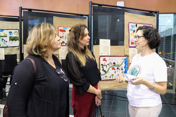 NUDEM prestigia abertura da exposição Arpilleras: bordando a resistência