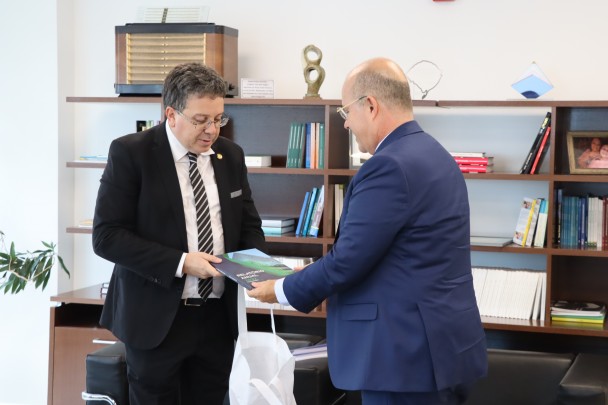 Defensor público-geral entrega Relatório Anual de atividades da instituição ao advogado.