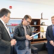 Entrega ocorreu durante reunião na sede da DPE/RS