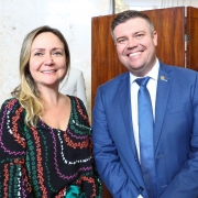 Melissa Torres da Silveira e Paulinho Salerno, presidente da Famurs