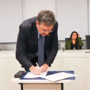 Termo de cooperação destinará bolsas de estudos para mulheres vítima de violência
