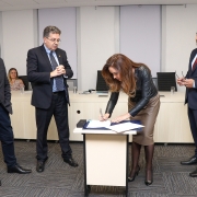 Termo de cooperação destinará bolsas de estudos para mulheres vítima de violência