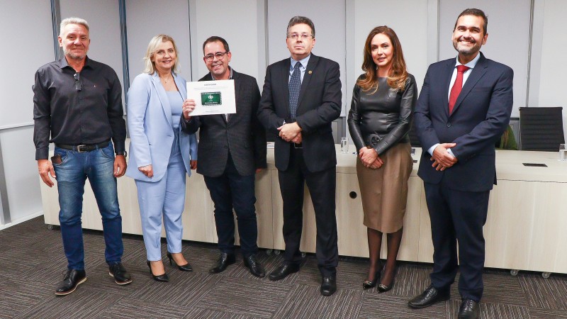 Na cerimônia foi entregue ao Sistema Gaúcho de Ensino o Selo de Engajamento Social da Defensoria Pública