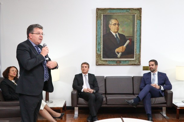 Entrega do projeto de Lei de Diretrizes Orçamentárias 2024 na Assembleia Legislativa