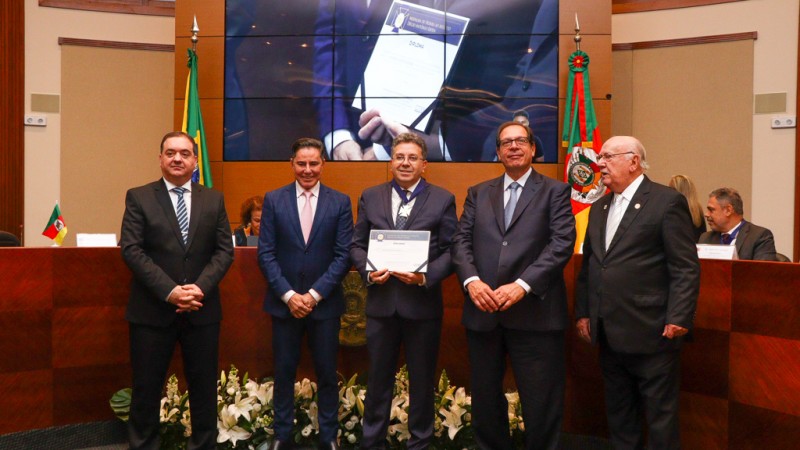 Defensor público-geral recebeu medalha de honra ao mérito durante Encontro Nacional de Corregedores do TJRS