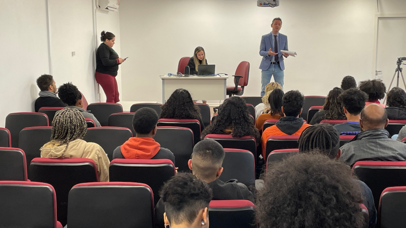 Estudantes receberam orientações do responsável pelo acordo, defensor público Rafael Magagnin