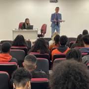 Estudantes receberam orientações do responsável pelo acordo, defensor público Rafael Magagnin