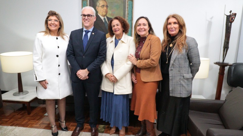 Subdefensora pública-geral prestigia entrega de medalha Mérito Farroupilha à Presidente do TJRS