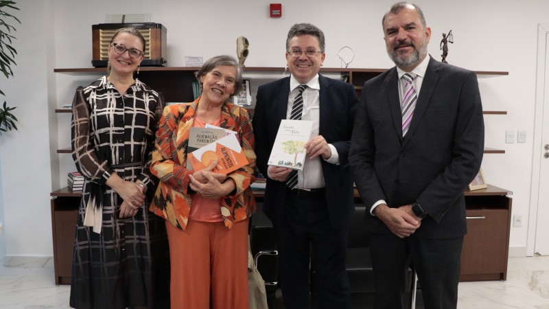 Maria Berenice entregou exemplares de seus livros “Alienação Parental” e “Alimentos aos Bocados”