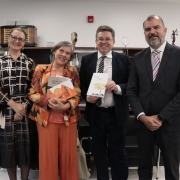 Maria Berenice entregou exemplares de seus livros “Alienação Parental” e “Alimentos aos Bocados”