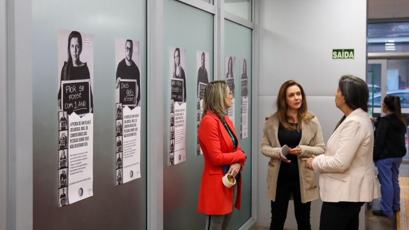a esquerda defensora pública Andreia, ao lado dela e no centro a defensora pública liseane e, a direita, a idealizadora da campanha tatiana maffini. As 3 conversam em um semi círculo