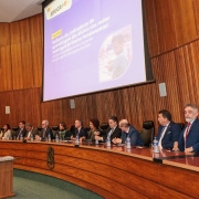 mesa de abertura do evento, com os integrantes sentados em um meio círculo