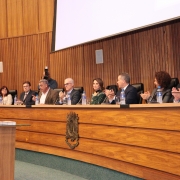 mesa de abertura, com os integrantes em semi círculo