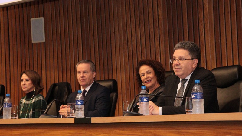 parte da mesa de abertura, com o defensor geral a direita, em primeiro plano, seguido da presidente do TJRS, do presidente do TCE e da secretária de educação