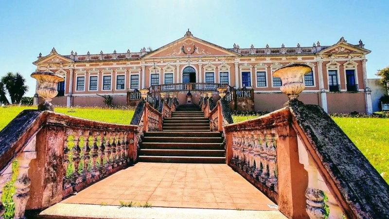 foto do museu DOm Diogo, em Bagé, um prédio histórico, com uma grande escadaria em sua fachada