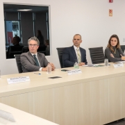 foto de parte da mesa de reunião, onde aparecem 5 participantes