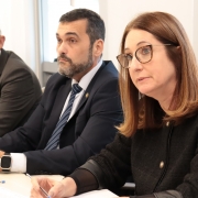 foto de cintia, em primeiro plano e falando, com alexandre e luiz henrique sentados ao seu lado