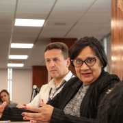 foto de 3 participantes da mesa, com angelita sentada no centro e falando para os demais