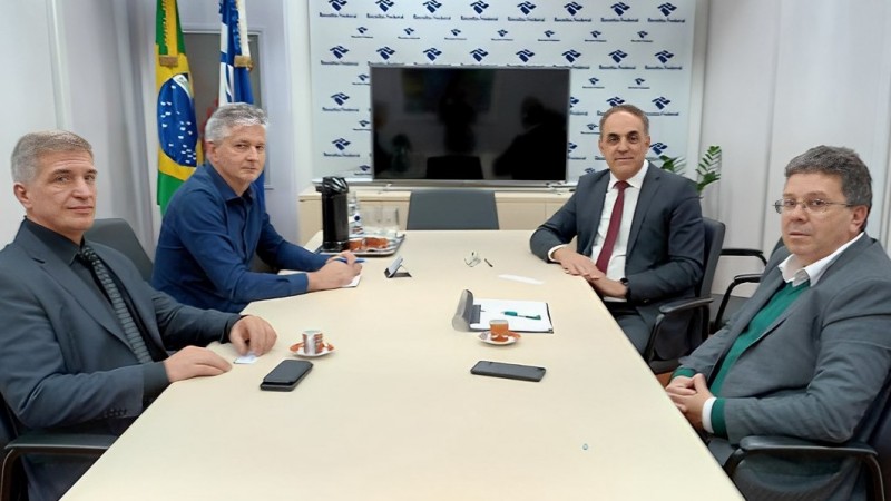 Representantes da DPE/RS e Receita Federal em reunião