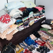 Fotos das doações ao abrigo feminino. 