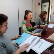 Foto das defensoras públicas Cintia Missel, Liseane Hartmann e da analista processual Aline Ortiz.